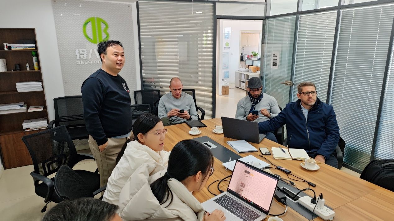 مشتریان پاراگوئه ای از برادران دبا بازدید می کنند، طرح مزرعه خوک 12000 خروس و قدرت محصول را به شدت تایید می کنند.